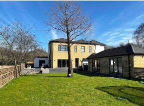 Manchester Luxury Country House Close To The City With Hot Tub & BBQ Fire Pit.
